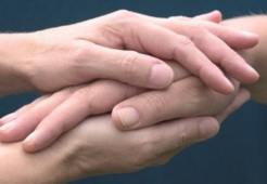 drie handen die elkaar vasthouden