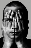 Ont-dekkingstocht_MAN-achter-handen