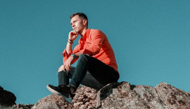 Blog_Denkende-man-op-rots_640x367