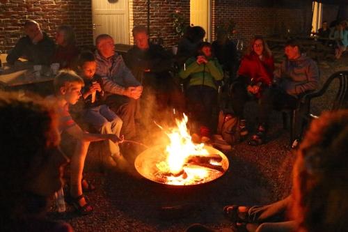 Zomers Zijn_Gezellig bij vuurschaal_DomeinKasteeldeSchans
